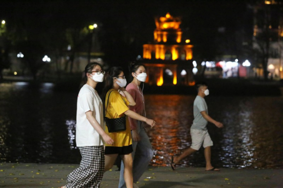 2 Nguoi Ha Noi Va Du Khach Nuom Nuop Dao Pho Di Bo Ho Guom