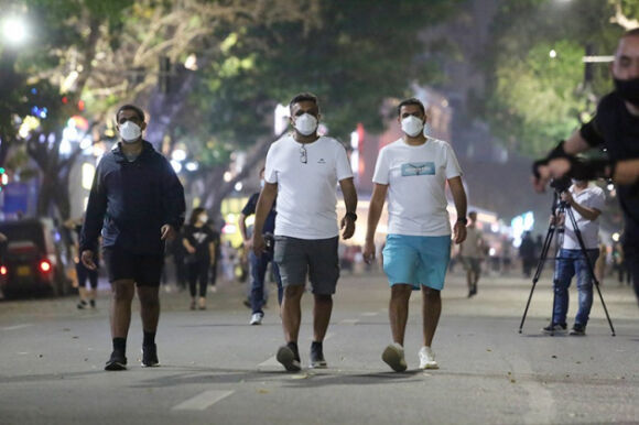3 Nguoi Ha Noi Va Du Khach Nuom Nuop Dao Pho Di Bo Ho Guom