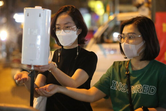 4 Nguoi Ha Noi Va Du Khach Nuom Nuop Dao Pho Di Bo Ho Guom