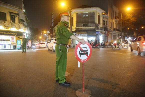 6 Nguoi Ha Noi Va Du Khach Nuom Nuop Dao Pho Di Bo Ho Guom
