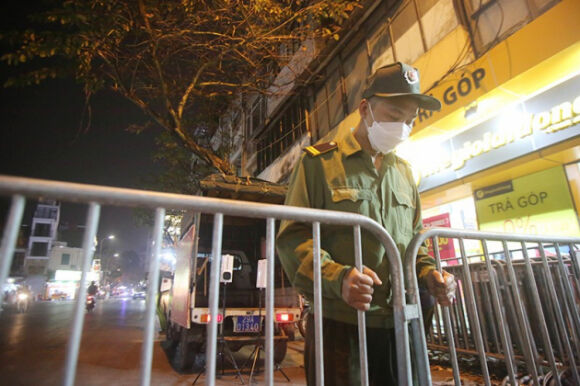 7 Nguoi Ha Noi Va Du Khach Nuom Nuop Dao Pho Di Bo Ho Guom