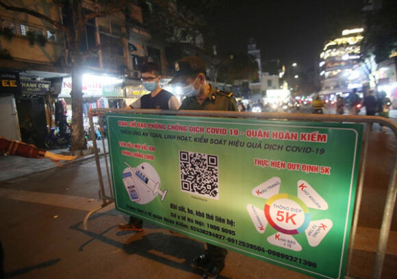 8 Nguoi Ha Noi Va Du Khach Nuom Nuop Dao Pho Di Bo Ho Guom