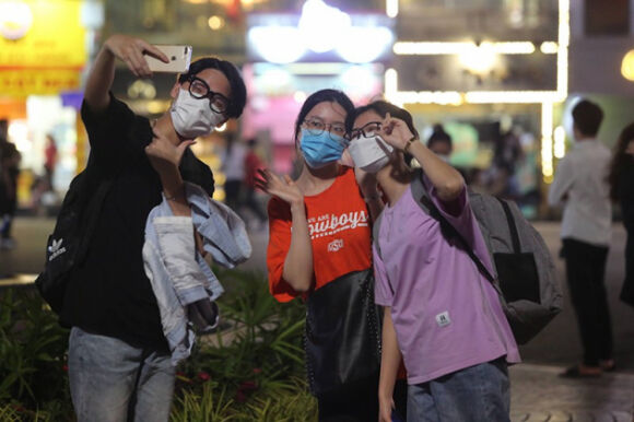 9 Nguoi Ha Noi Va Du Khach Nuom Nuop Dao Pho Di Bo Ho Guom