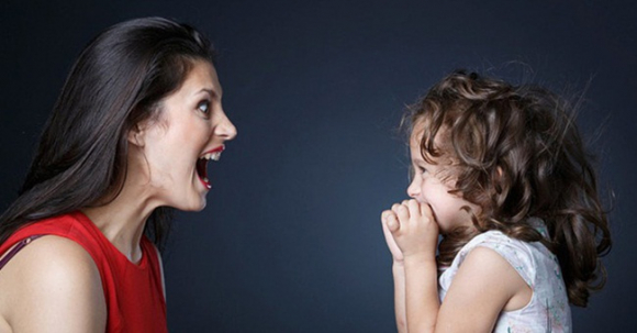 1 Cha Me Hay Quat Mang Noi Nong Voi Tre Dung Do Tai Tre Hu Su That Co The Khien Ban Phai Hoi Han Vi Sai Lam Cua Chinh Minh