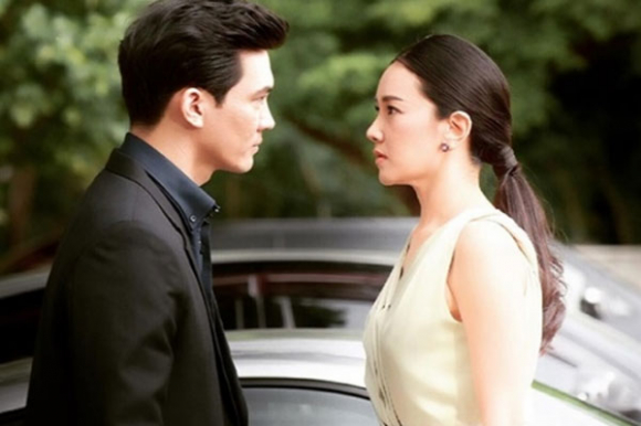 Đến đón vợ tan làm, tôi gọi điện thông báo rồi đứng chờ, đọc tin nhắn vợ gửi lại mà run rẩy đánh rơi cả điện thoại