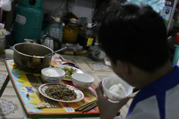 2 Bao Gia Bua Com Cong Nhan De Sen Tung Cong Rau