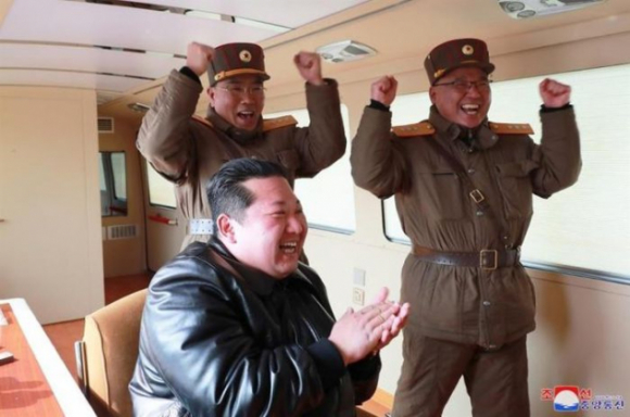 10 Ong Kim Jong Un Nhu Trong Phim Hollywood Khi Ra Lenh Phong Ten Lua Dan Dao