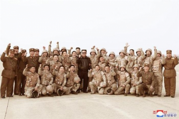 12 Ong Kim Jong Un Nhu Trong Phim Hollywood Khi Ra Lenh Phong Ten Lua Dan Dao