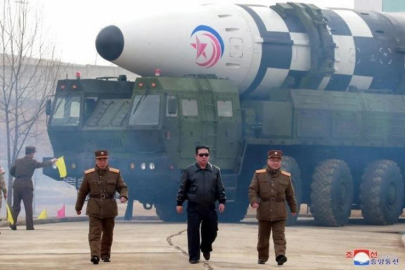 1 Ong Kim Jong Un Nhu Trong Phim Hollywood Khi Ra Lenh Phong Ten Lua Dan Dao