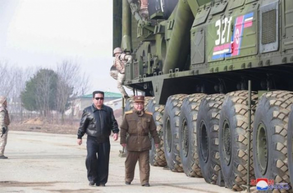 2 Ong Kim Jong Un Nhu Trong Phim Hollywood Khi Ra Lenh Phong Ten Lua Dan Dao