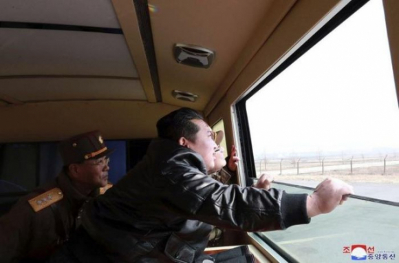 9 Ong Kim Jong Un Nhu Trong Phim Hollywood Khi Ra Lenh Phong Ten Lua Dan Dao