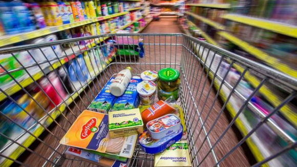 'Bão giá' tồi tệ ở Đức: Nhiều người bất chấp cái lạnh đi xin ăn, 'nâng lên đặt xuống' từ ổ bánh mì đến lít sữa tươi