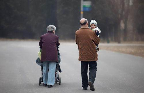 Mẹ chồng lên thăm cháu nhưng lại e dè trước đồ ăn tôi dọn ra, lý do bà nói khiến tôi vừa thương vừa áy náy