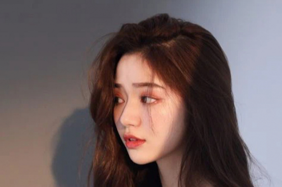 Trước khi rời khỏi nhà, chị giúp việc lấm la lấm lét kéo tôi vào phòng rồi dúi vào tay tôi một chùm chìa khóa mới toanh