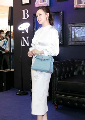 3 Vy Oanh Xuat Hien Giua Luc Ba Phuong Hang Vuong Vong Lao Ly Dan Tinh Cham Chu Vao Tai San Khung Mang Theo