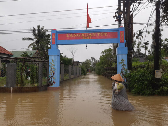 1 Nguoi Dan Mien Trung Bi Bom Loi Lu Giua Mua Nang