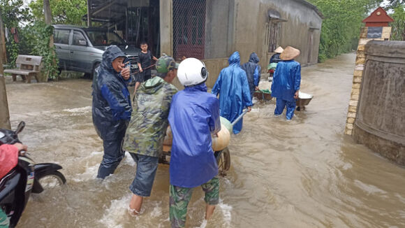 3 Nguoi Dan Mien Trung Bi Bom Loi Lu Giua Mua Nang