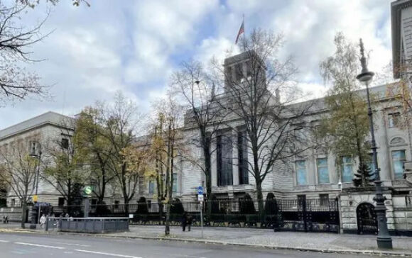 1 Nga Canh Bao Duc Phap Ve Viec Truc Xuat Cac Nha Ngoai Giao