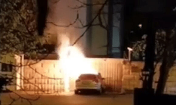 1 Dam Xe Vao Cong Su Quan Nga O Romania