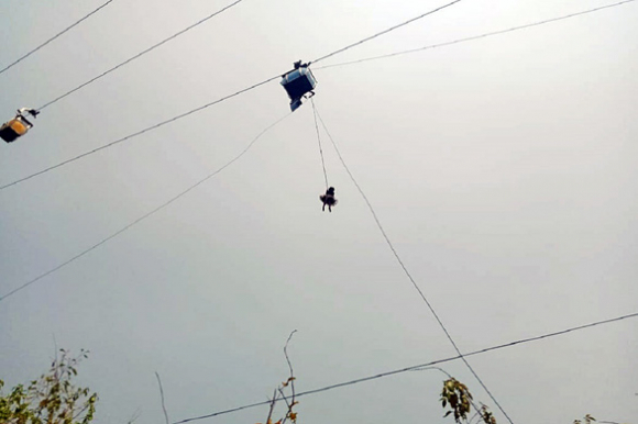 2 Hang Chuc Nguoi Con Lo Lung Sau Tai Nan Cap Treo O An Do