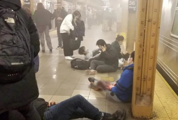 1 Nhieu Nguoi Trung Dan Tai Nha Ga Tau Dien Ngam New York My Phat Hien Thiet Bi No