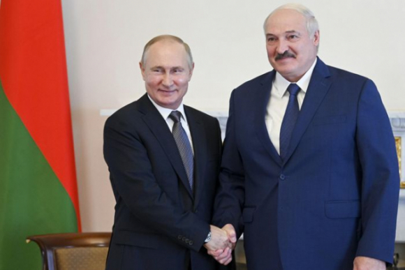 1 Ong Putin Yeu Cau Dua Phi Hanh Gia Belarus Len Vu Tru