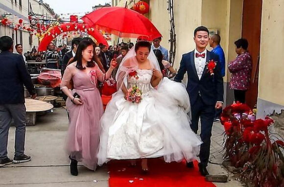 Em tôi lấy chồng lần 2 nhưng nhà gái chỉ có vài người đến dự, em nói không sao mà tôi thấy chua xót đến khó tả