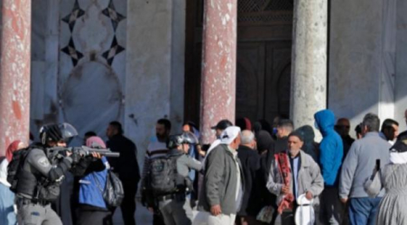 1 Nguoi Palestine Va Canh Sat Israel Dung Do O Den Al Aqsa