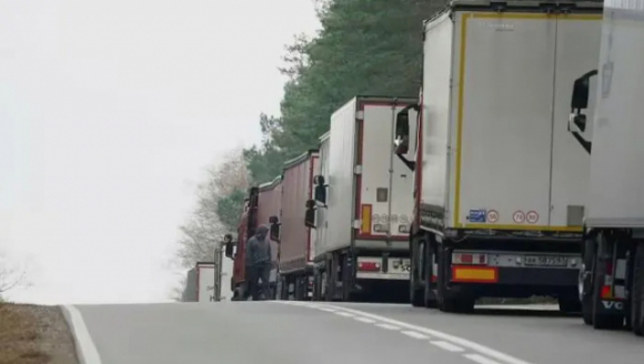 1 Xe Tai Nga Va Belarus Xep Hang 80km Cho Ra Khoi Eu Truoc Lenh Cam