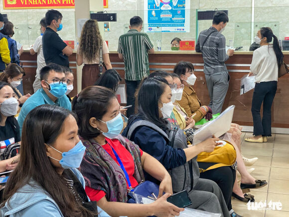 2 Nguoi Dan Do Xo Di Lam Ho Chieu