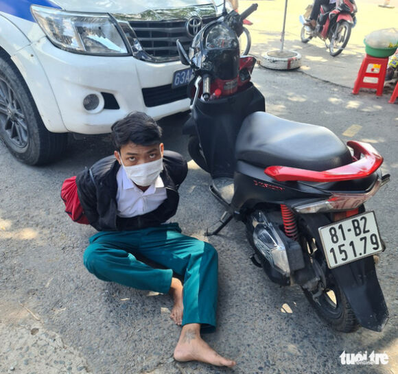 1 Canh Sat Dung Thiet Bi Dinh Vi Tren Xe Bi Mat Cap De Truy Bat Ke Trom