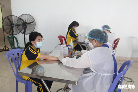 2 Da Nang Tiem Vac Xin Cho Tre Nho Mong Phu Huynh Den Xem Cho An Tam