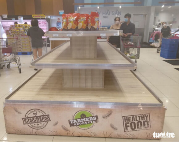 1 Trung Bay Ban O Sieu Thi Bi Gom Mua Sach Vi Gia Re Co Khan Hang