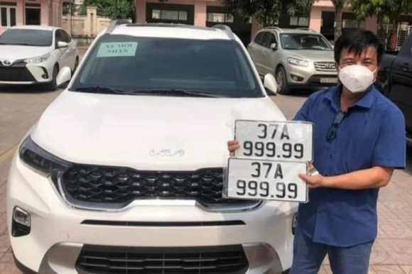 1 Bo Cong An De Xuat Dau Gia Bien So Xe Ban Xe Duoc Giu Lai Bien