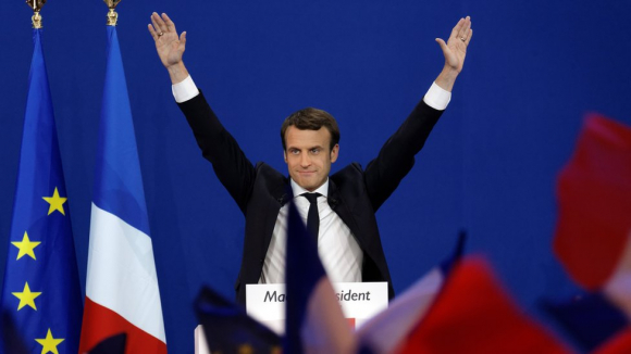 1 Chau Au Tho Phao Nhe Nhom Emmanuel Macron Tai Dac Cu Tong Thong Phap