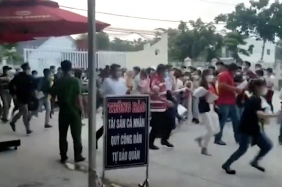 1 Chi Dao Khan Sau Vu Chen Lan Xo Nhau Nga Lan Quay Khi Di Lam So Do