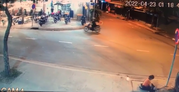 1 Tphcm Dau Long Be Trai 4 Tuoi Theo Me Ban Ve So Bi Xe Tong Gay Chan