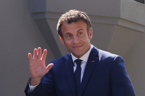 2 Chau Au Tho Phao Nhe Nhom Emmanuel Macron Tai Dac Cu Tong Thong Phap
