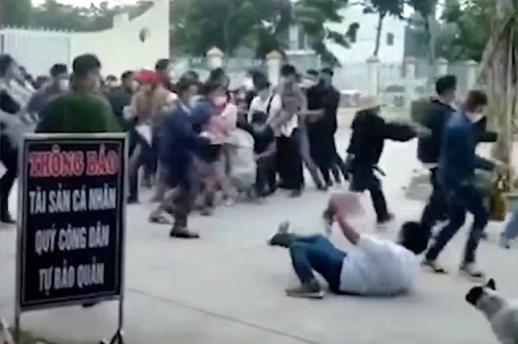 2 Chi Dao Khan Sau Vu Chen Lan Xo Nhau Nga Lan Quay Khi Di Lam So Do