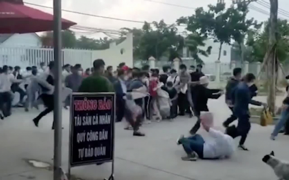 3 Chi Dao Khan Sau Vu Chen Lan Xo Nhau Nga Lan Quay Khi Di Lam So Do