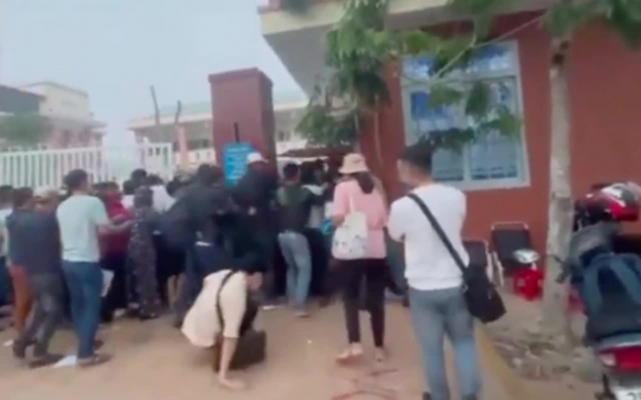 4 Chi Dao Khan Sau Vu Chen Lan Xo Nhau Nga Lan Quay Khi Di Lam So Do