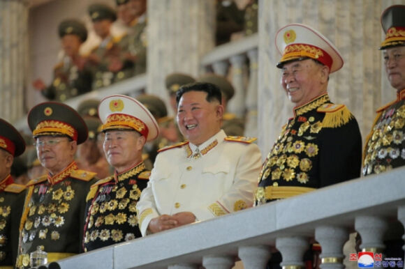 1 Trieu Tien Duyet Binh Voi Dan Ten Lua Khong Lo