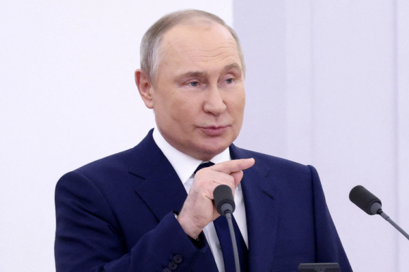 1 Ong Putin Yeu Cau Linh Ukraine Ha Vu Khi Rut Khoi Phao Dai O Mariupol