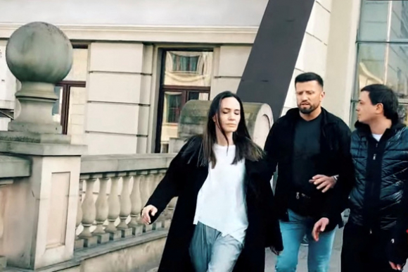 1 Angelina Jolie Chay Tim Cho Tru Khi Nghe Coi Bao Dong O Lviv
