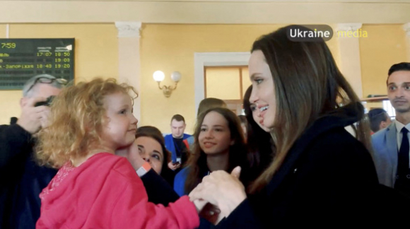 2 Angelina Jolie Chay Tim Cho Tru Khi Nghe Coi Bao Dong O Lviv