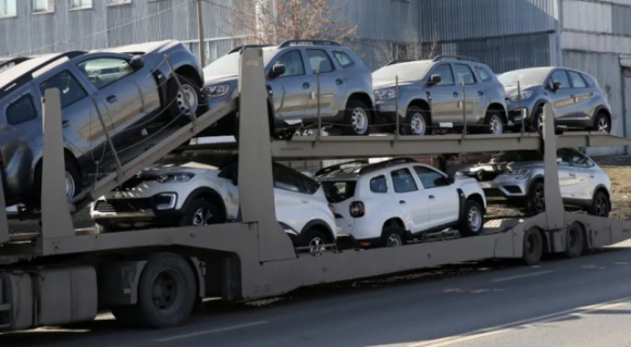 1 Hang O To Renault Se Ban Tai San O Nga Voi Gia 1 Ruble