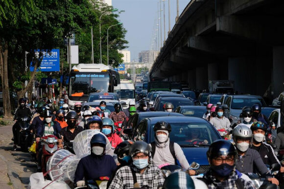 1 Dong Phuong Tien Un Un Do Ve Ha Noi Sau Ky Nghi Le Tre Con Met Nhoai Theo Cha Me Nhich Tung Met De Vao Noi Do