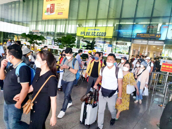 1 Khung Gio Nao Khach Can Chu Dong Dat Xe O Tan Son Nhat Tranh Cho Doi Lau