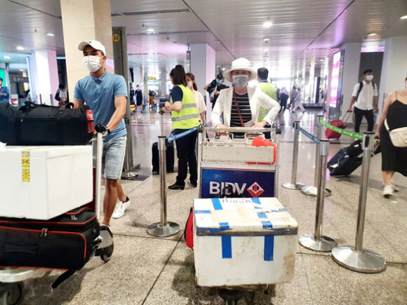 2 Khung Gio Nao Khach Can Chu Dong Dat Xe O Tan Son Nhat Tranh Cho Doi Lau