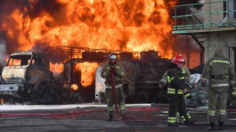 1 Ukraine Phao Kich Trung Kho Nhien Lieu Chuyen Cung Cap Cho Luc Luong Nga